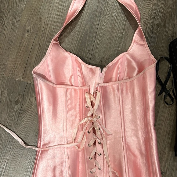 Pink Corset size large but run small. Size 4-5 - Picture 2 of 2